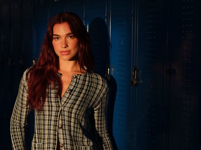 Dua Lipa posa para un retrato para promover su nuevo álbum 'Radical Optimism' el viernes 26 de abril de 2024, en Nueva York. (Foto Drew Gurian/Invision/AP)

