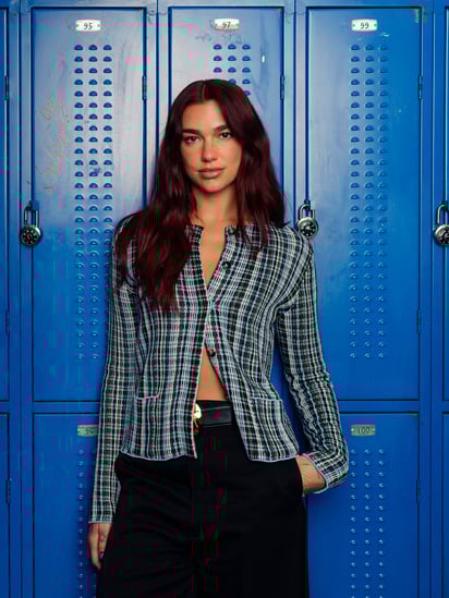 Dua Lipa posa para promover su nuevo álbum 'Radical Optimism' el viernes 26 de abril de 2024, en Nueva York. (Foto Drew Gurian/Invision/AP)



