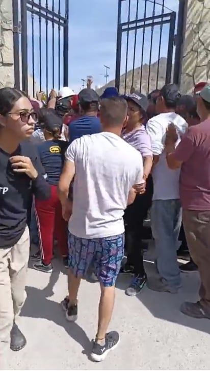 Tiempo. Fueron más de 10 minutos de forcejeo entre integrantes del sindicato contra los trabajadores mineros.