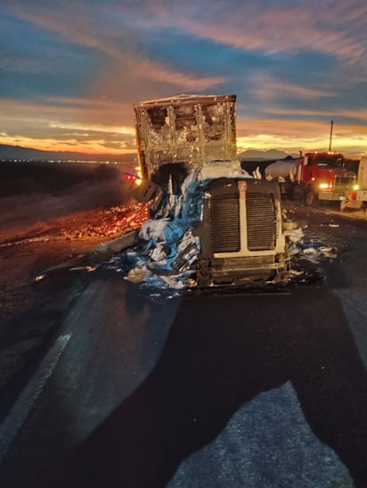 Hecho. Un choque carretero dejó una persona sin vida y un camión de carga consumido por el fuego en el tramo Durango-Cuencamé.