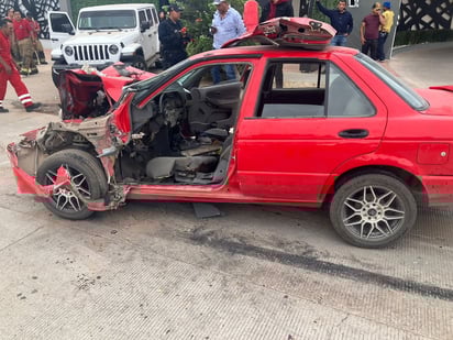 Tres personas resultaron lesionadas al impactarse en la parte trasera de un Jeeep Sahara.