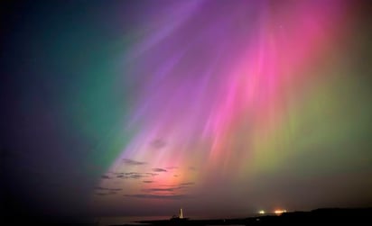 Aurora boreal tras tormenta solar en St. Mary's Lighthouse en Whitley Bay en la costa noreste, Inglaterra. Foto: AP
