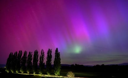 Aurora boreal tras tormenta solar en Daillens, Suiza. Foto: EFE
