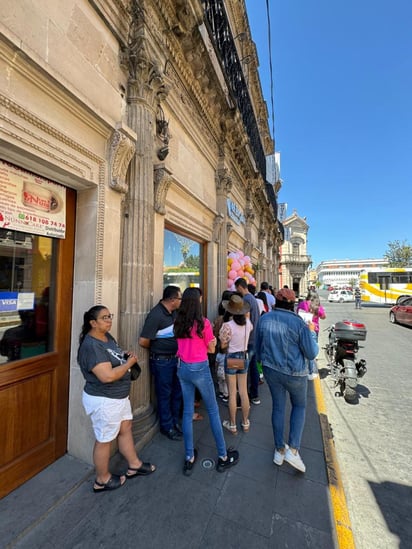 Afluencia. Hubo bastante gente esperando entrar a restaurantes de la Zona Centro de la ciudad de Durango.