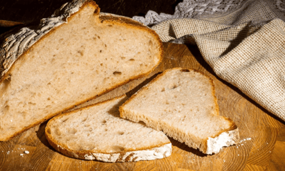 El pan de trigo sarraceno se caracteriza por ser un pan sin gluten, con pocos ingredientes y muy fácil de preparar.