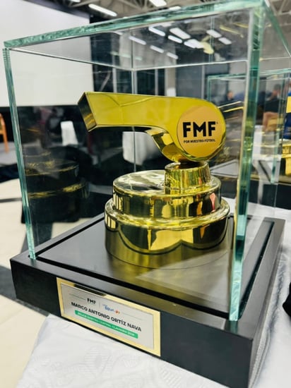 Reconocimiento. El duranguense recibió un silbato dorado en la premiación de silbantes que realizó la FMF.