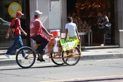 Tiempo. Son bastantes los papás que, por sus circunstancias, destinan varias horas del día al cuidado de sus hijos.