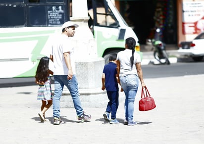 Escuela. También los papás asisten a a las actividades de sus hijos en la escuela y comparten con ellos desde festivales hasta desfiles y otras actividades deportivas.