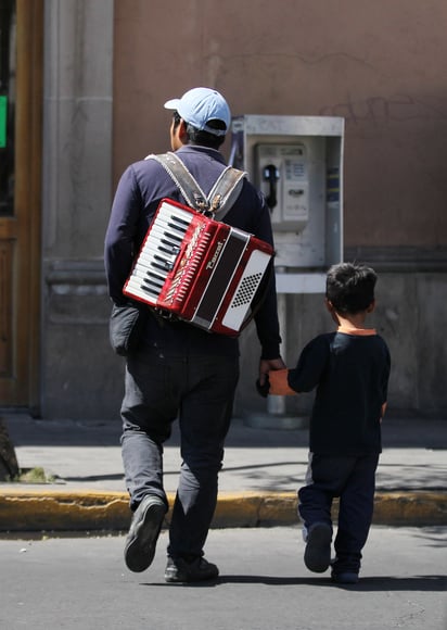 Cuidados. Muchos padres de familia cargan con sus hijos al trabajo para poder cuidarlos.