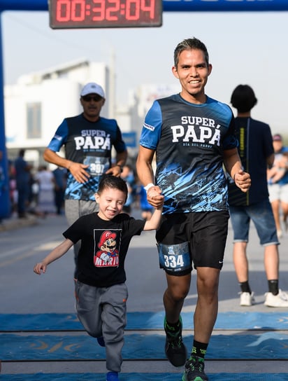 Deporte. La mayoría de los niños inician sus actividades deportivas gracias a su papá.
