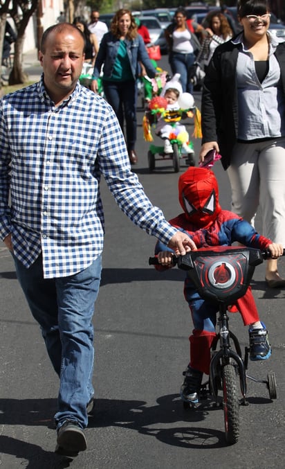 Cuidados. Los papás también suelen tener muchas muestras de cariño hacia sus hijos, aunque es menos común, pero también les destinan mucho tiempo de calidad en la medida que sus actividades laborales se los permiten.