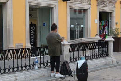 Voces. Los cantantes suelen traer sus bocinas y una hoja con las letras de las canciones que van a interpretar, las cuales son canciones populares.