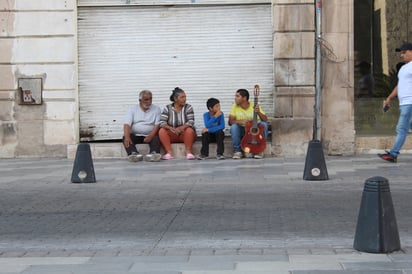 Oportunidades. A veces, las personas no salen a interpretar sus canciones por sí solos, pues son familias completas las que tienen dotes artísticas, lo cual hace que salgan a la calle con el fin de conseguir sustento para el hogar.