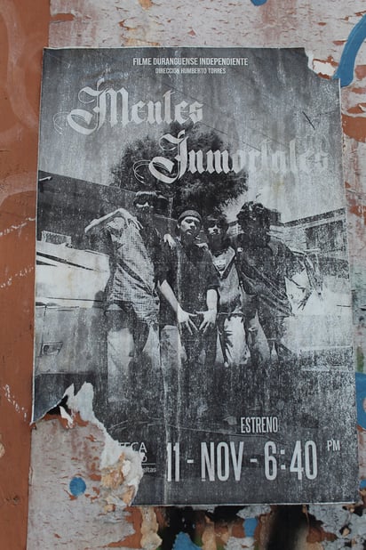 Afiches. Ciertos artistas no pueden mostrar sus obras en la calle, por lo que imprimen anuncios y los pegan en la calle.