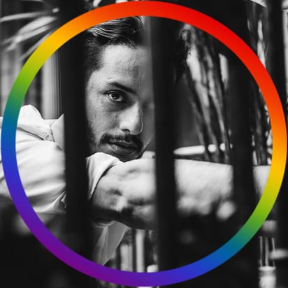 Postura. Alan reconoció un avance de manera social y política en cuanto a respeto y apoyo a los miembros de la comunidad, pero puntualizó que 'hay mucho por hacer'.