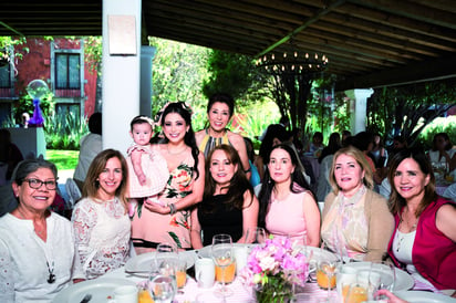 La pequeña Nadia Sofía junto a su mamá, Nadia María Garza Bracho, su abuelita, Nadia Bracho Ruiz y la bisabuelita, Olga Ruiz de Bracho.