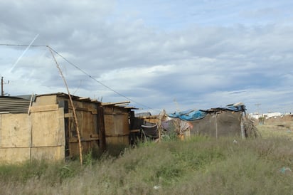 Peligro. Estas casas son hechas con material inflamable, y con la constante quema de pasto, son claramente un peligro.