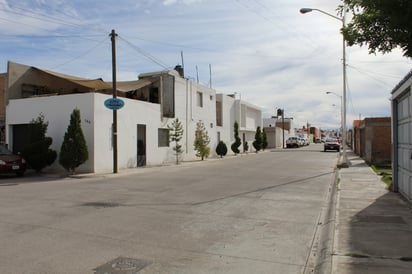 San Juan. Los vecinos del otro lado de las vías han reportado montones de basura e intentos de invasión a sus domicilios por parte de este grupo de personas.