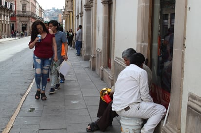 Invisibles. Estas personas, al igual que los demás sectores, también forman parte de la sociedad duranguense y muchos buscan ganarse el pan de cada día como pueden, aunque muchos los ignoran o su sola presencia les genera indiferencia.
