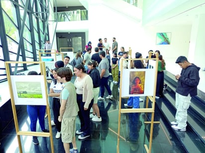 Talento. Es la primera vez que estos talentosos artistas jóvenes muestran sus piezas, en una pequeña galería amateur que tuvo casa llena; a la derecha, se muestra una de sus obras en conjunto.