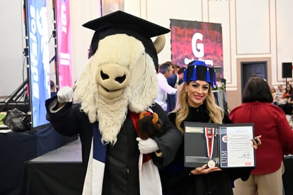 Alejandra del Rocío Peinado Mares recibiendo su Doctorado en Administración y Alta Direccion. 