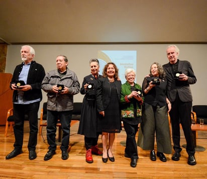 Reconocidos. Además de otorgar la medalla a Ceniceros, en esta misma ceremonia se reconoció la obra de Lourdes Almeida, Yolanda Andrade, Magali Lara, Jan Hendrix y Carlos Aguirre.