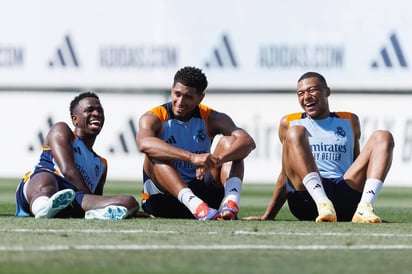 Tridente. Vinícius Junior, tumbado el brasileño en el césped, sonriente junto a Jude Bellíngham y Kylian Mbappé; una foto que se convierte en viral a horas del estreno de un tridente que invita a soñar con todo al madridismo.