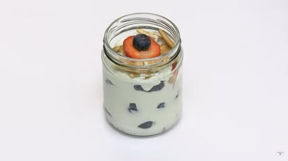 Yogur con fresas y moras.