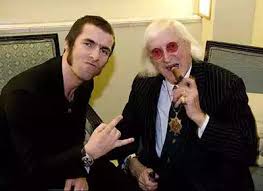 Savile junto a Liam Gallagher, vocalista del grupo Oasis.