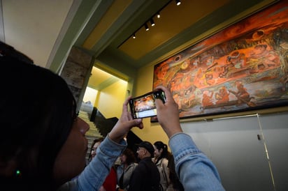 En esta obra, Rina Lazo plasma sus recuerdos de la infancia, así como toda una vida de investigación y admiración por la cultura maya.