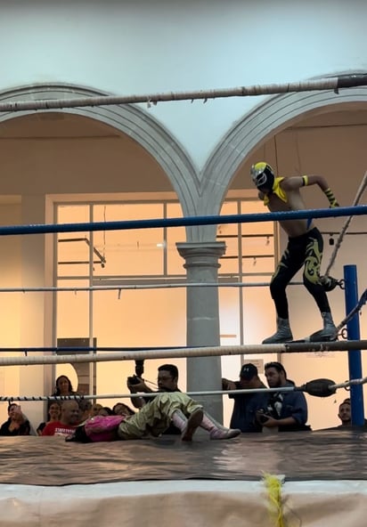 La muestra fue inaugurada con un espectáculo auténtico de Lucha Libre.