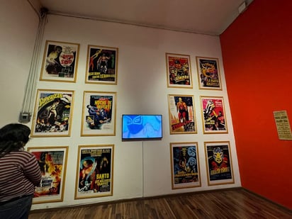 En estas mismas vitrinas de colección hay películas de luchadores, revistas y hasta unas botellas de vino con la marca de algunos luchadores.
