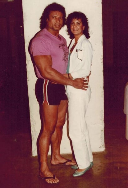 Foto de Snuka junto a su entonces pareja, Nancy Argentino.