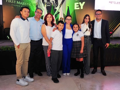 Familiares, amigos y colegas acompañaron a la nueva directora en este acto de protesta.