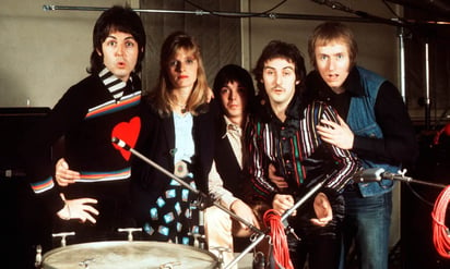 McCartney junto al grupo Wings, el cual formó junto a su esposa Linda McCartney tras la separación de The Beatles.