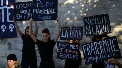 Grupo feminista protestando para exigir una mayor pena hacía Dominique.