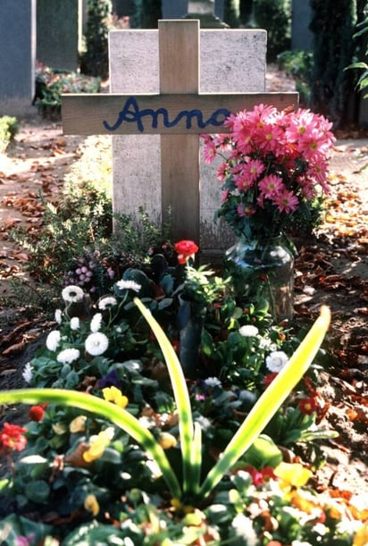 La tumba de Anna, la cual se encuentra junto a la de su hija en un cementerio de Lübeck, Alemania.