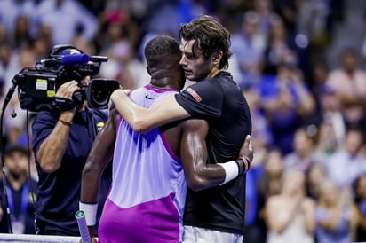 Fritz y Tiafoe dándose un abrazo tras finalizar el encuentro.