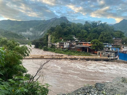 Creciente. El río Piaxtla elevó bastante su creciente; incluso, rebasó el puente que da el acceso a Tayoltita, cabecera de San Dimas.