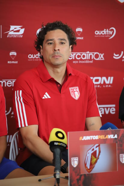 Presentación.  El portero mexicano Ochoa fue presentado este martes por el AVS de la Liga de futbol de Portugal.