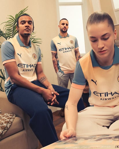 Manuel Akanji, Kyle Walker y Jess Park posando con la casaca 'Definitely City'.