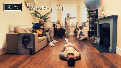 Miembros del Manchester City recreando la icónica portada del disco 'Definitely Maybe'.