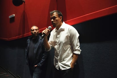 El director de la cinta, Carlos Mares González, hablando con los presentes durante la proyección.