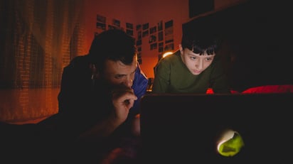 Carlos dirigiendo a la joven Catherine Ávila, quien en la cinta encarna a 'Anna'.