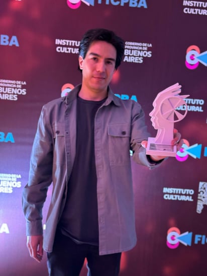 El diseñador sonoro de origen chileno, Max Muratsuka, fue quien recibió el galardón en representación del talento de Durango.