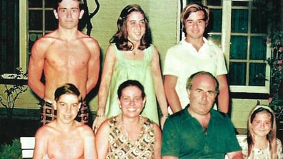 Una de las pocas fotos reales de la familia Puccio junta; Arquímedes se encuentra en la primera hilera a la derecha, camisa verde.