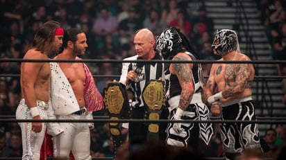 Los Lucha Brothers defendiendo los títulos en parejas de la AAA ante los Young Bucks.