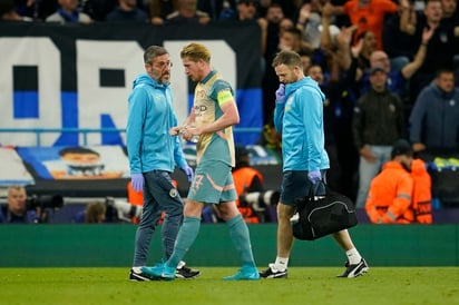 Kevin de Bruyne saliendo del campo tras su lesión.