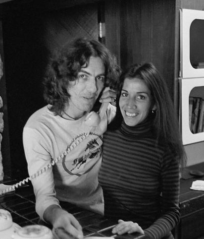 George Harrison junto a su esposa, Olivia Arias.