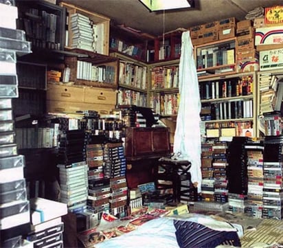 Habitación de Tsutomu Miyazaki; su biblioteca contenía todo tipo de material perturbador.